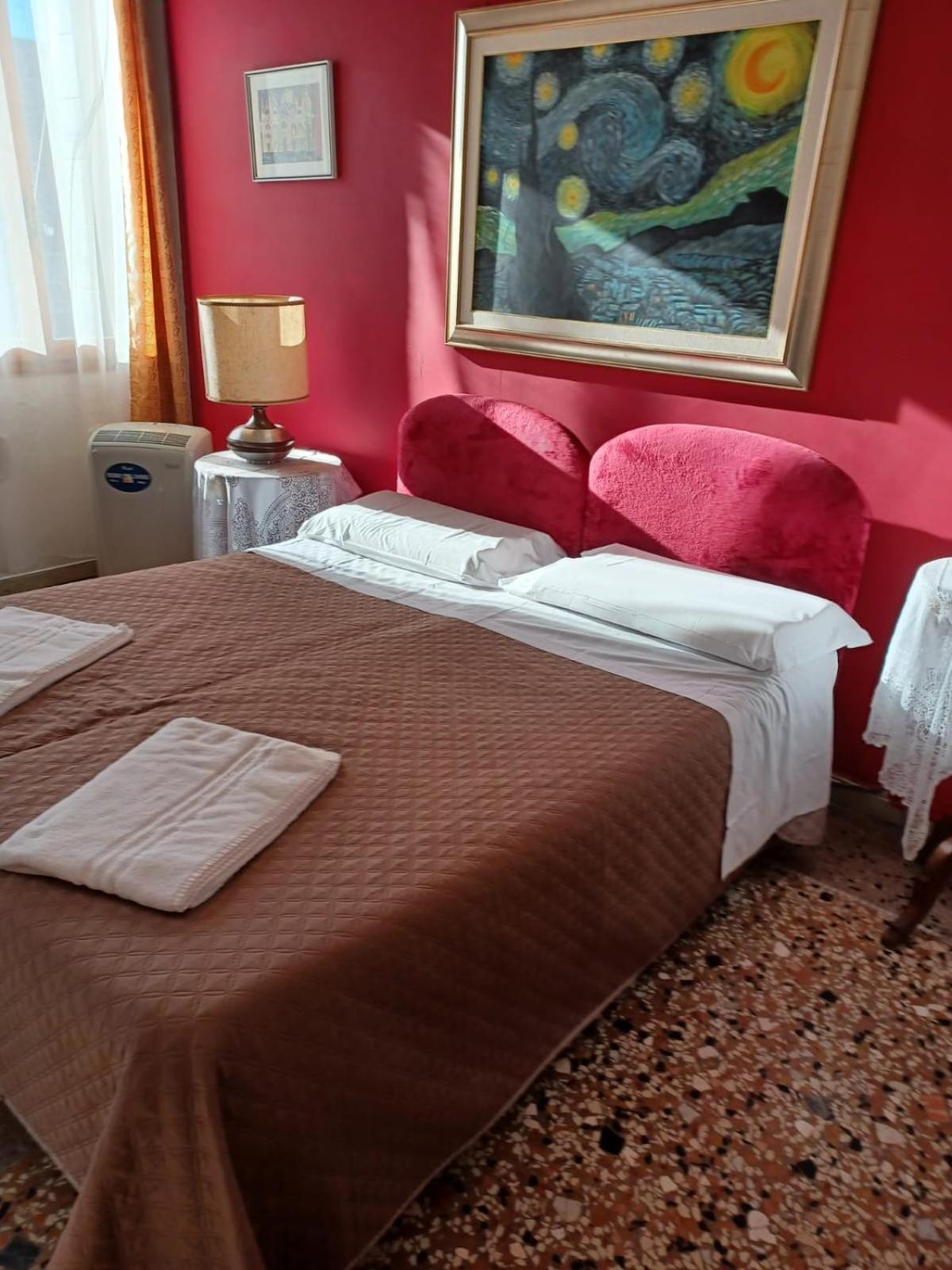 Princess Guest House Canal View Venesia Bagian luar foto